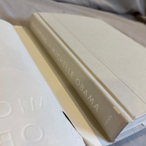 Becoming. Hard cover book by Michelle Obama - Picture 5 of 9